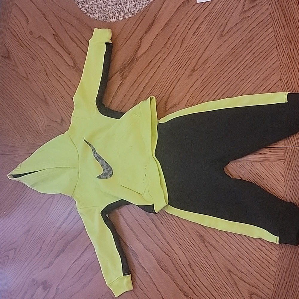 Boys 13 month Nike Therma Fit Sweat suit